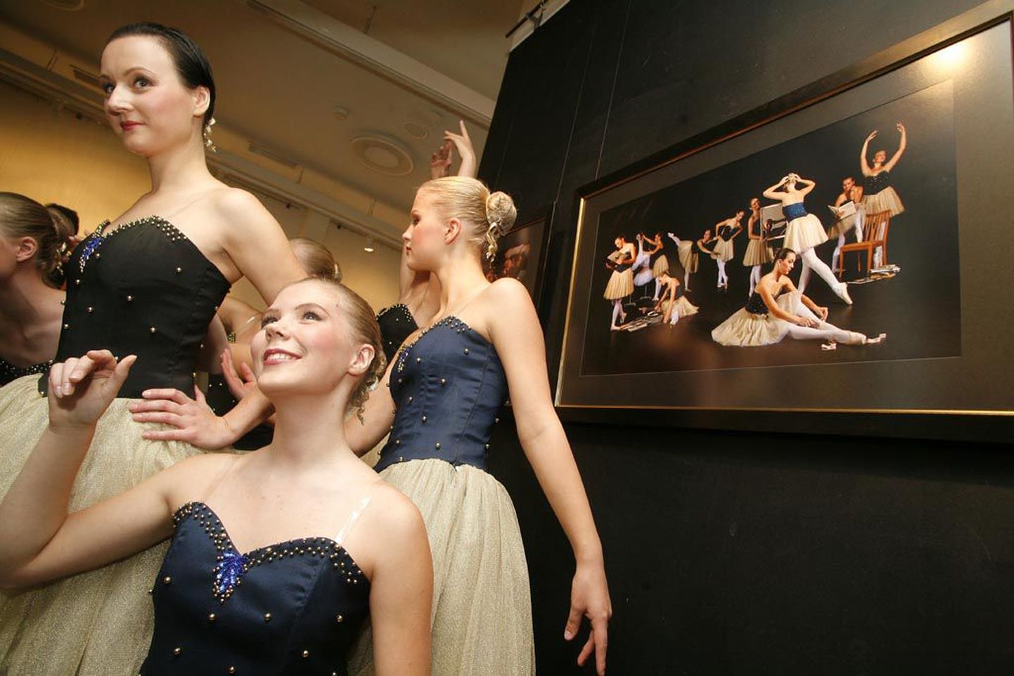 Näituse avamist kaunistasid Pärnu Kunstide maja Kersti Adamsoni balletistuudio neiud, kes ühtlasi on ühe väljapandud fotoseeria peategelased.