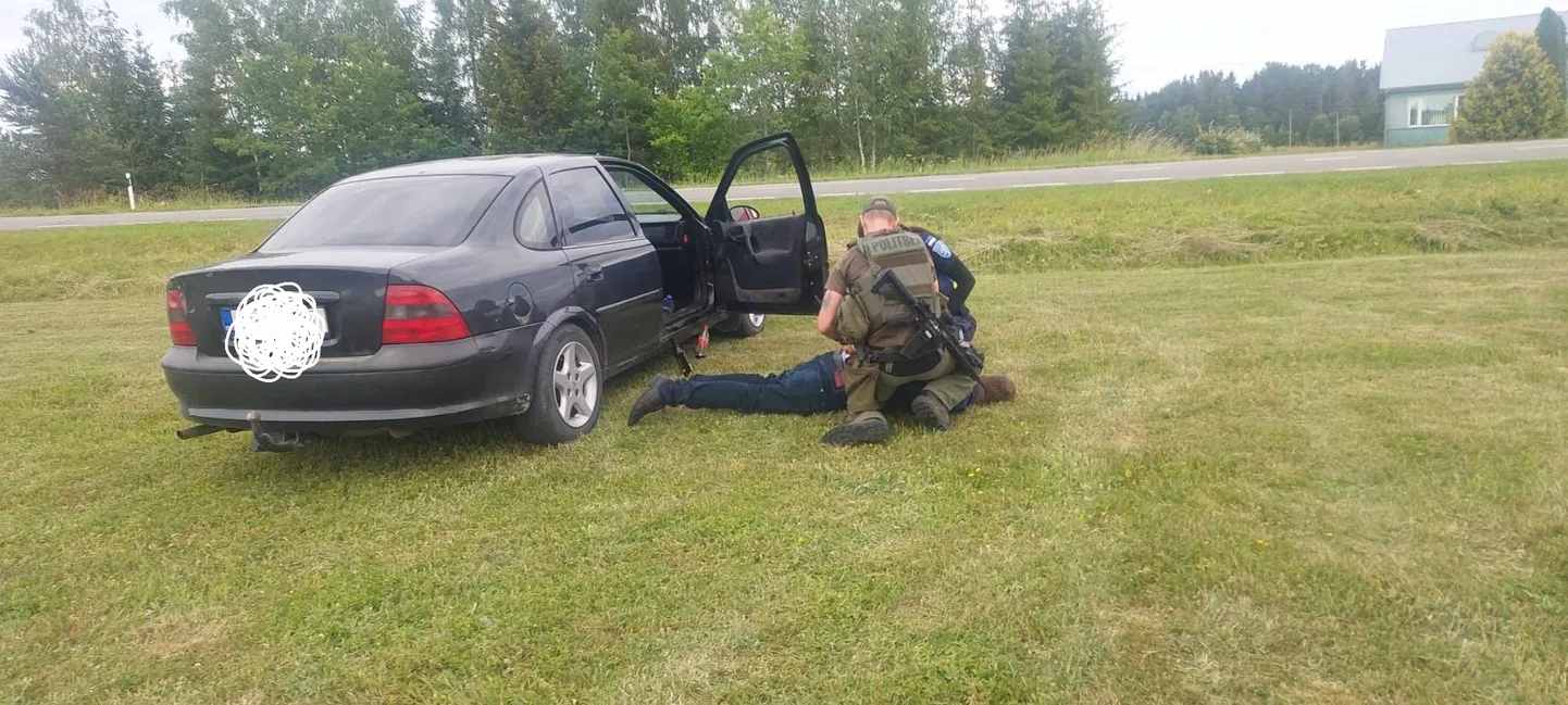 Politsei pidi noaga vehkija raudu panema