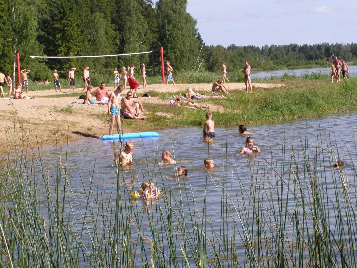 Porkuni järve ääres nautisid laupäeval paljud inimesed ilusat rannailma.