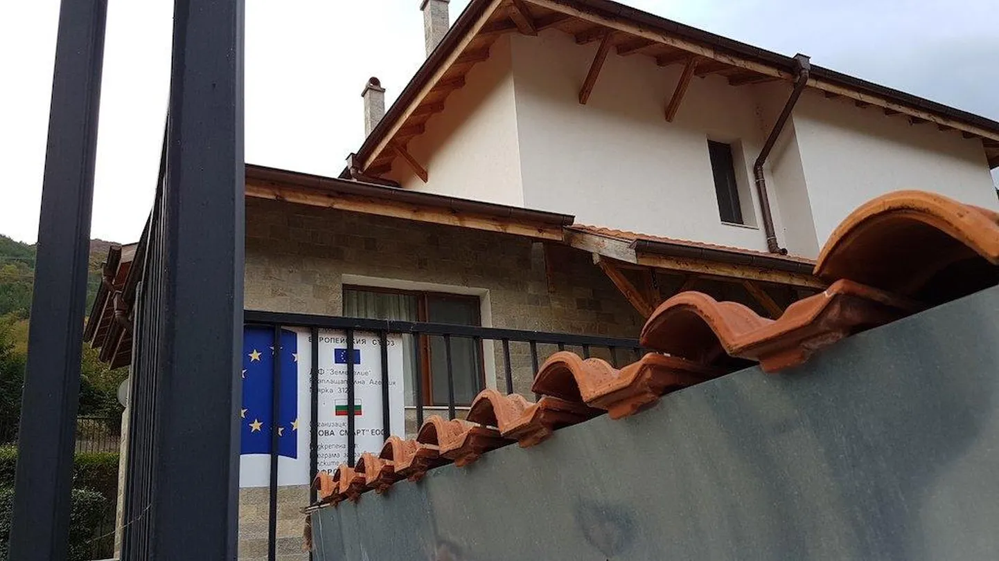 «Külalistemaja», mille ehitamiseks kasutati Euroopa Liidu toetusi, kuid mida Bulgaaria poliitikud ja nende lähiring kasutas turismi edendamise asemel oma isiklike majadena.