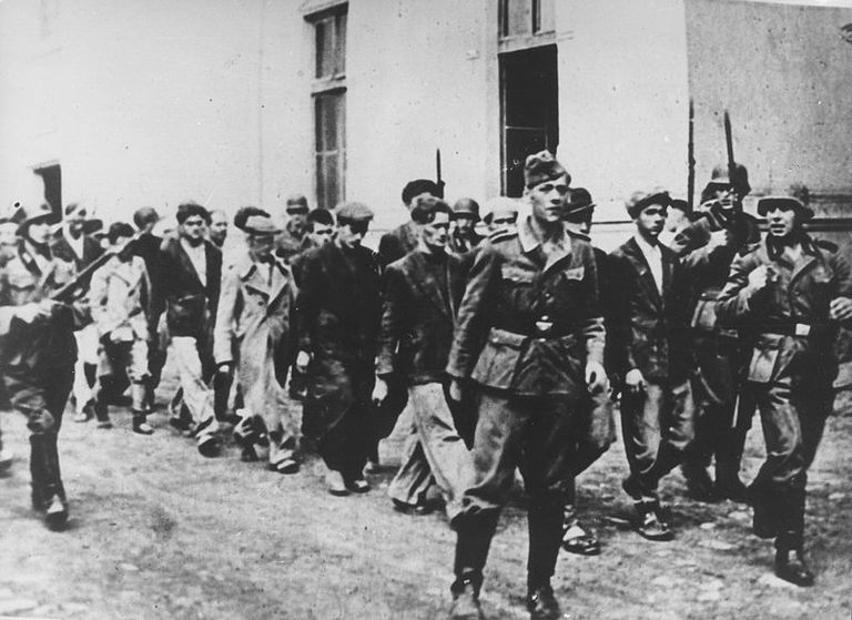 Жители Крагуеваца на пути к месту казни