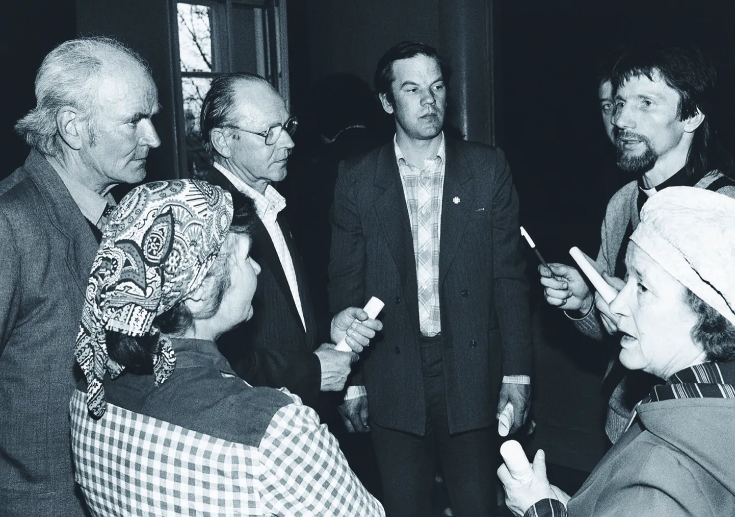 Mai 1989. Vast valitud Jõhvi kodanike komitee kohalikus kultuurimajas. Paremal Avo Kiir.