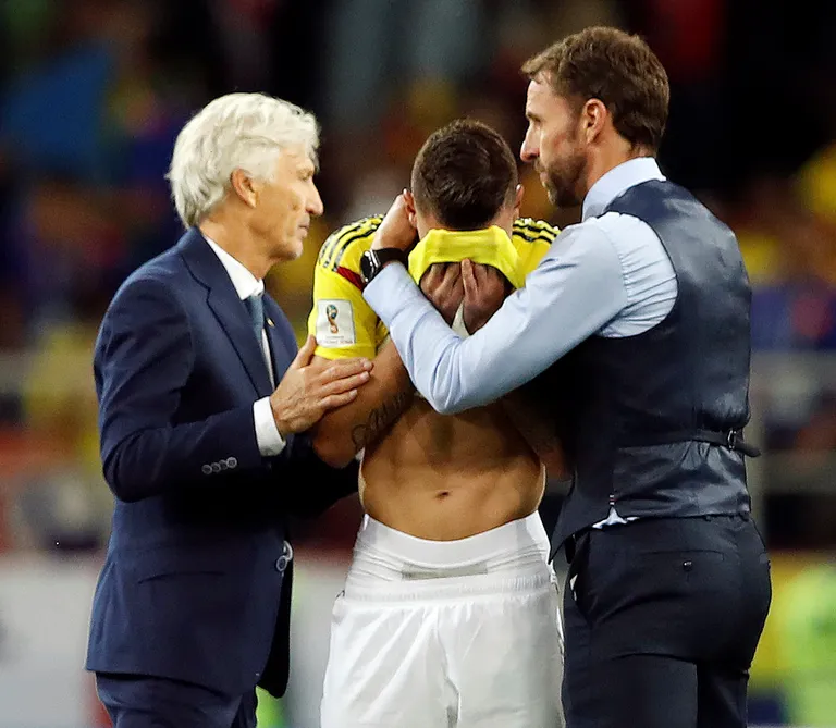 Gareth Southgate ja Jose Pekerman lohutavad Mateus Uribet