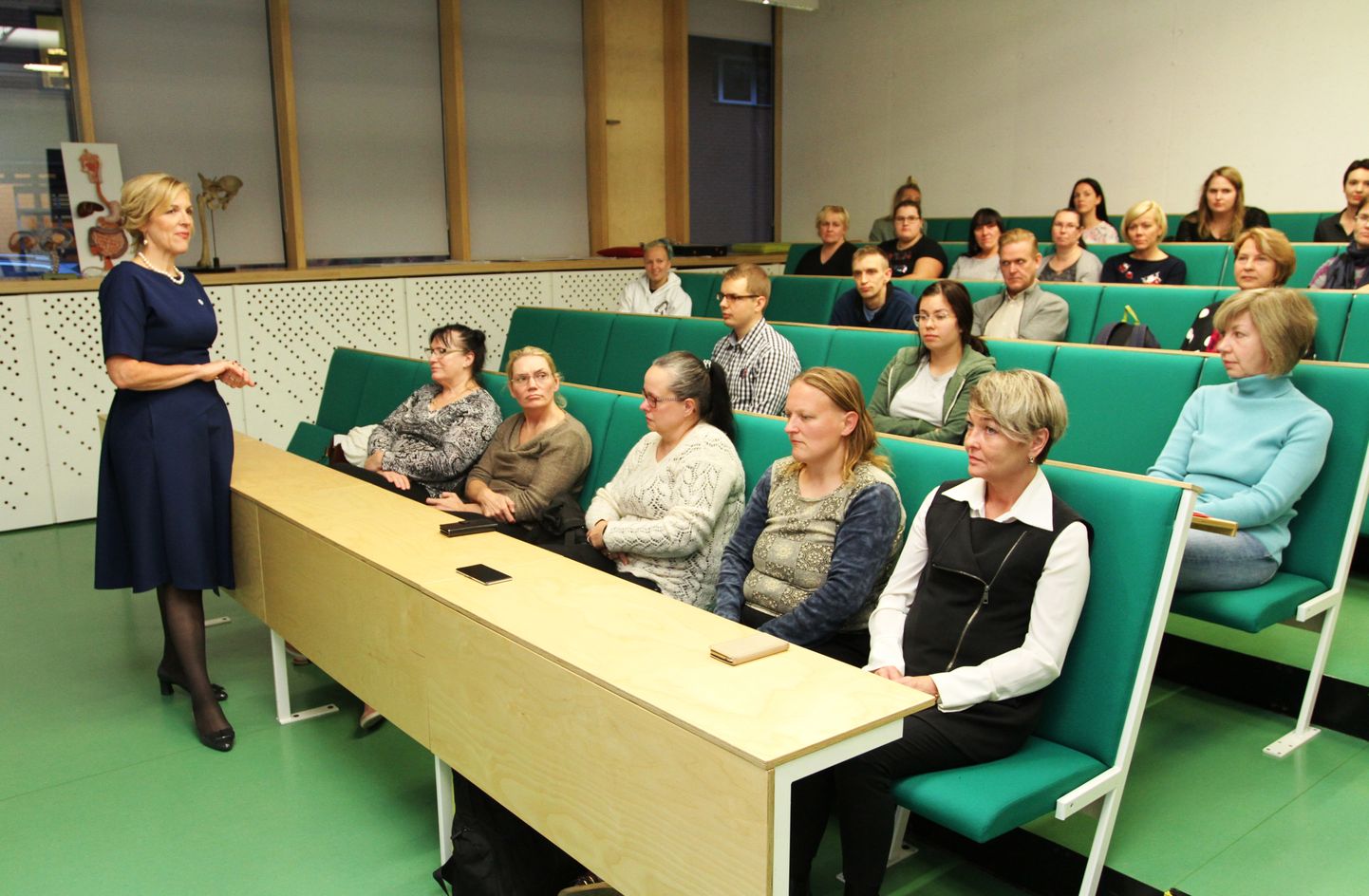 Minister Kaia Iva kohtub Tartu tervishoiukõrgkoolis nende inimestega, kes nii Tartus kui Pärnus on lähedalt seotud hooldustöötajate õppega.