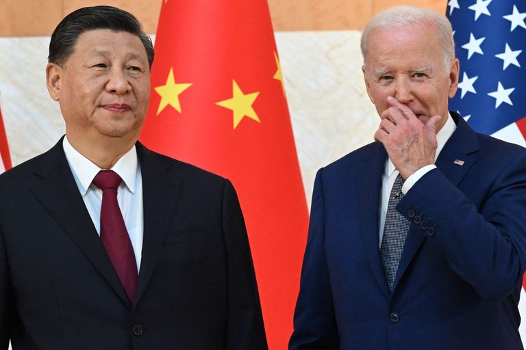 Президент США Джо Байден встречается с председателем Китая Си Цзиньпином на полях саммита лидеров G20 на Бали, Индонезия, 14 ноября 2022 года.