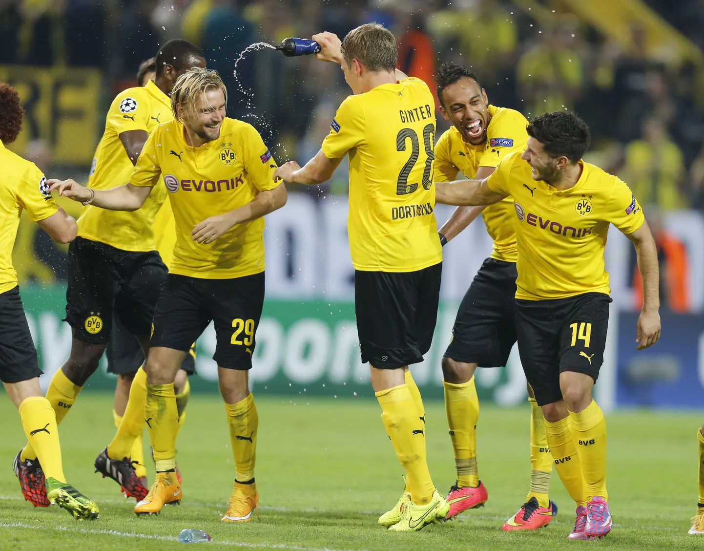 Dortmundi Borussia mängijad rõõmustamas Londoni Arsenali alistamise üle.