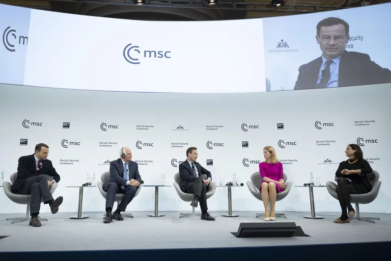 Josep Borrell (vasakult teine) ja Kaja Kallas (paremalt teine) istusid ühes arutelupaneelis möödunud aasta Müncheni julgeolekukonverentsil.