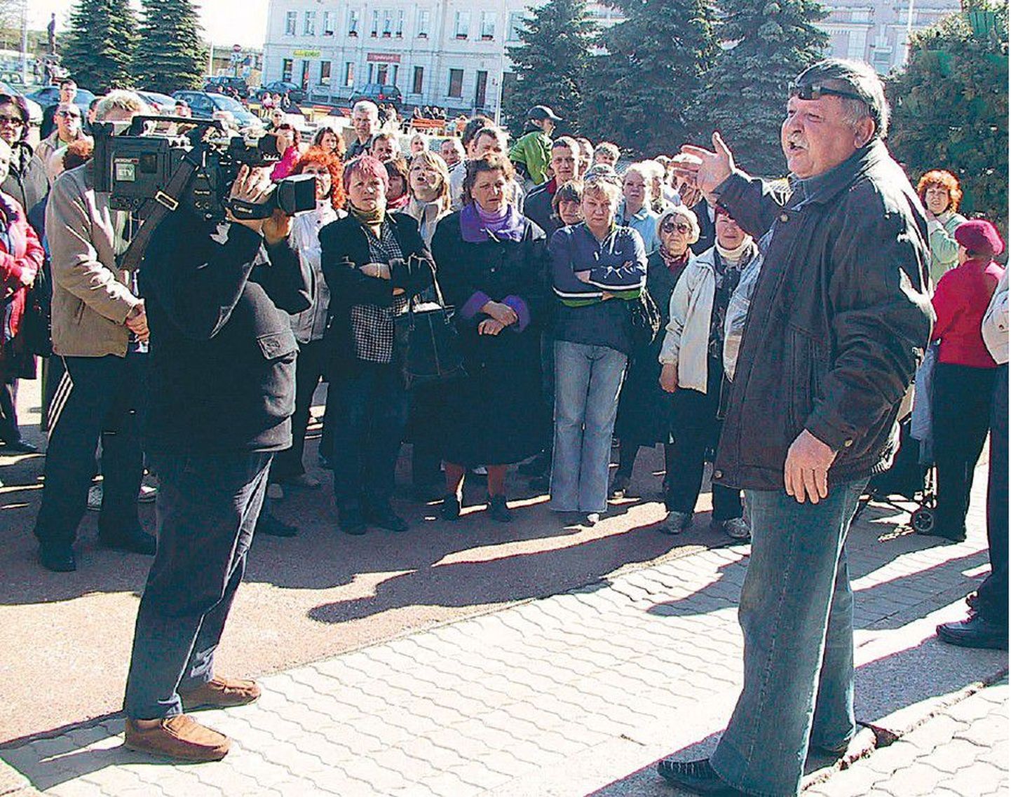 Vladimir Gerassimov (esiplaanil paremal) peab 27. aprillil 2007 Jõhvi keskväljakul kõnet, kus nõuab valitsuse tagasiastumist ja pronkssõduri taaspaigaldamist Tõnismäele.