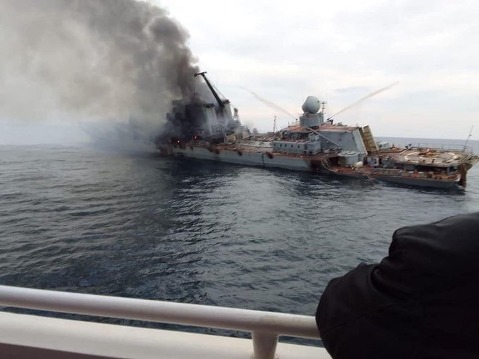 В интернете появилось возможное первое фото подбитого крейсера «Москва».