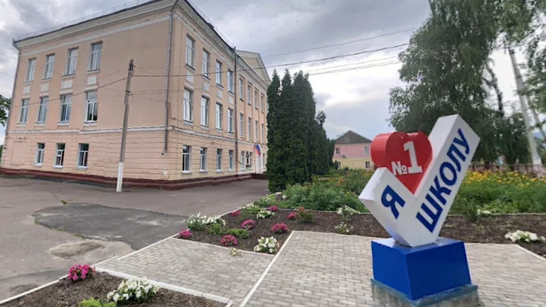 Это фото школы-интерната в Судже из сервиса Google Street View. Оно датировано довоенным июлем 2021 года.