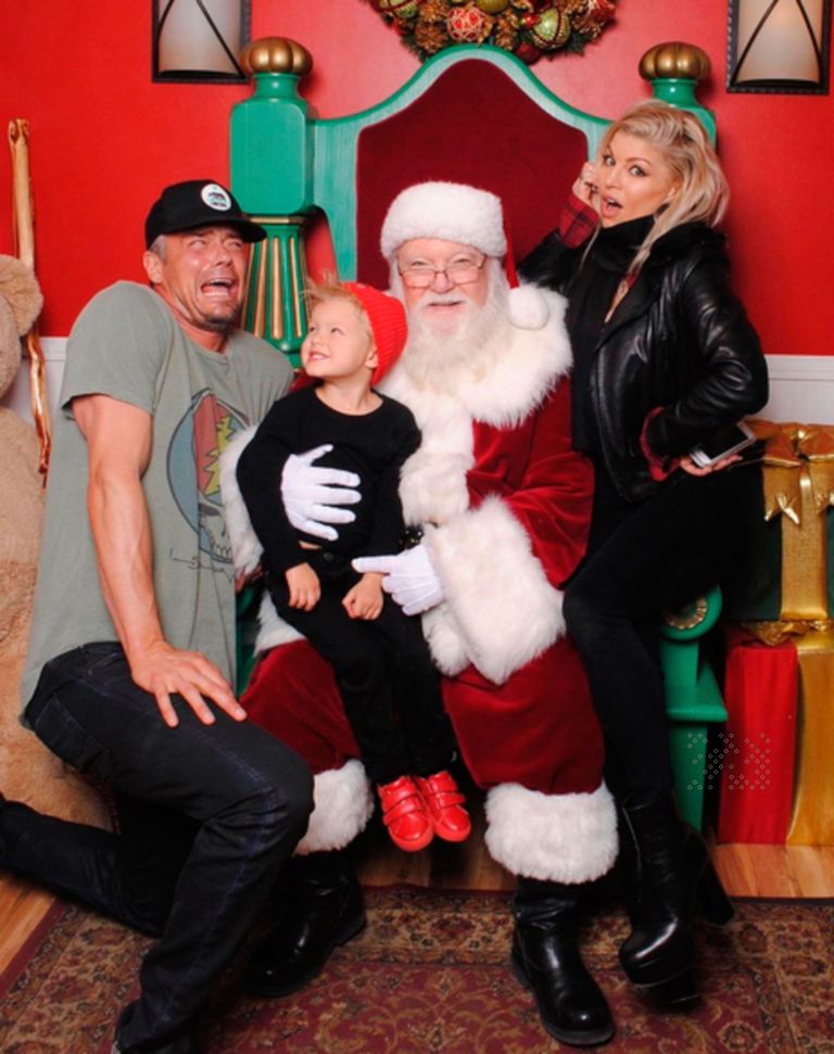 Fergie, Josh Duhamel ja Axl Jack Duhamel jõuluvanaga / Scanpix