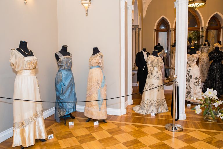 Выставка бальных платьев из коллекции Александра Васильева в замке Фалль