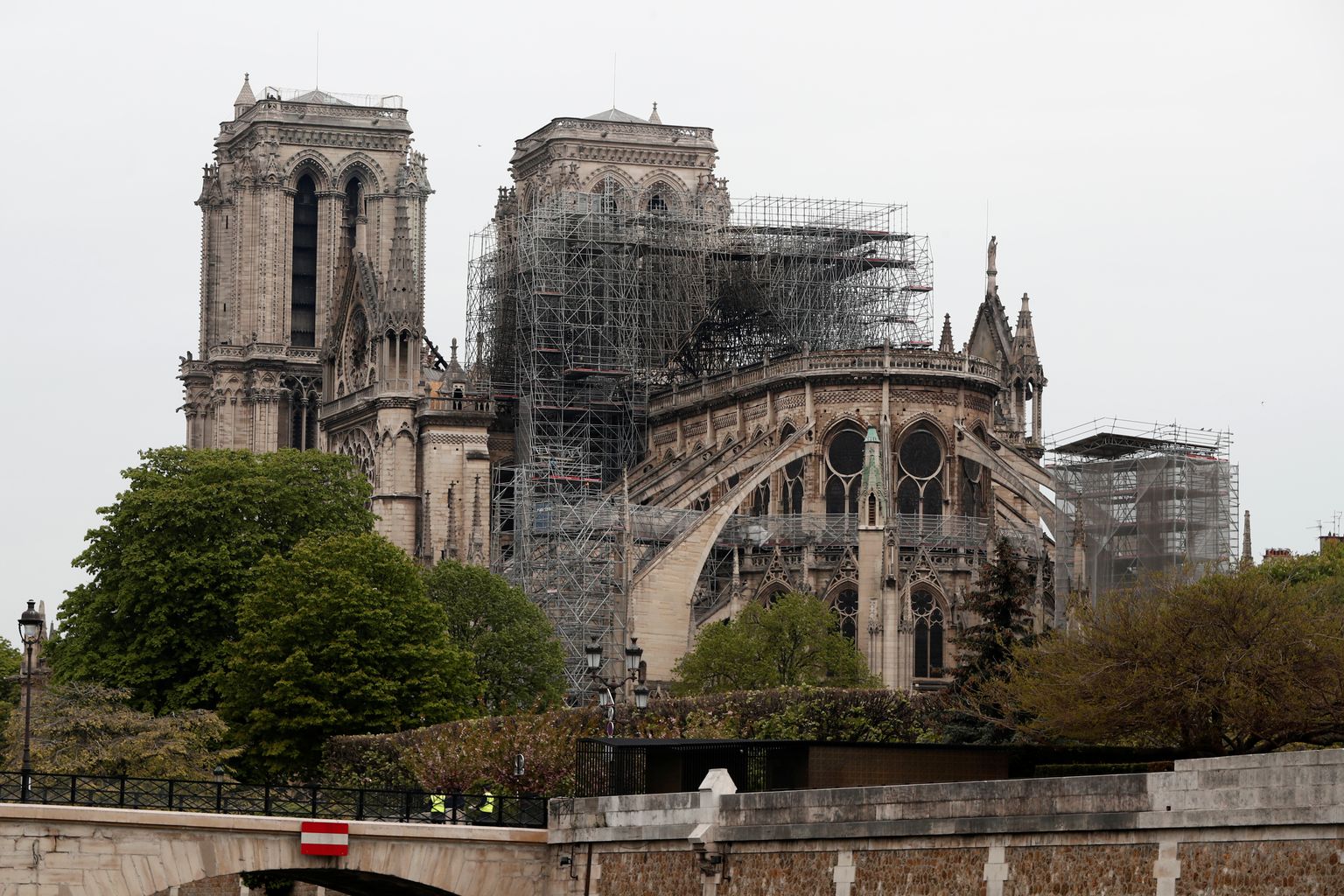 Parīzes Dievmātes katedrāle pēc ugunsgrēka