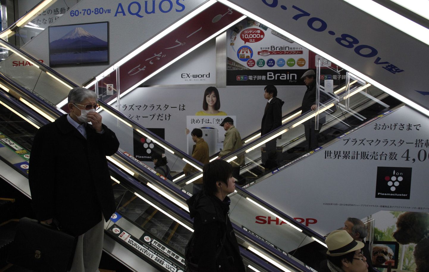 Sharpi reklaamid Tokyo metroos.