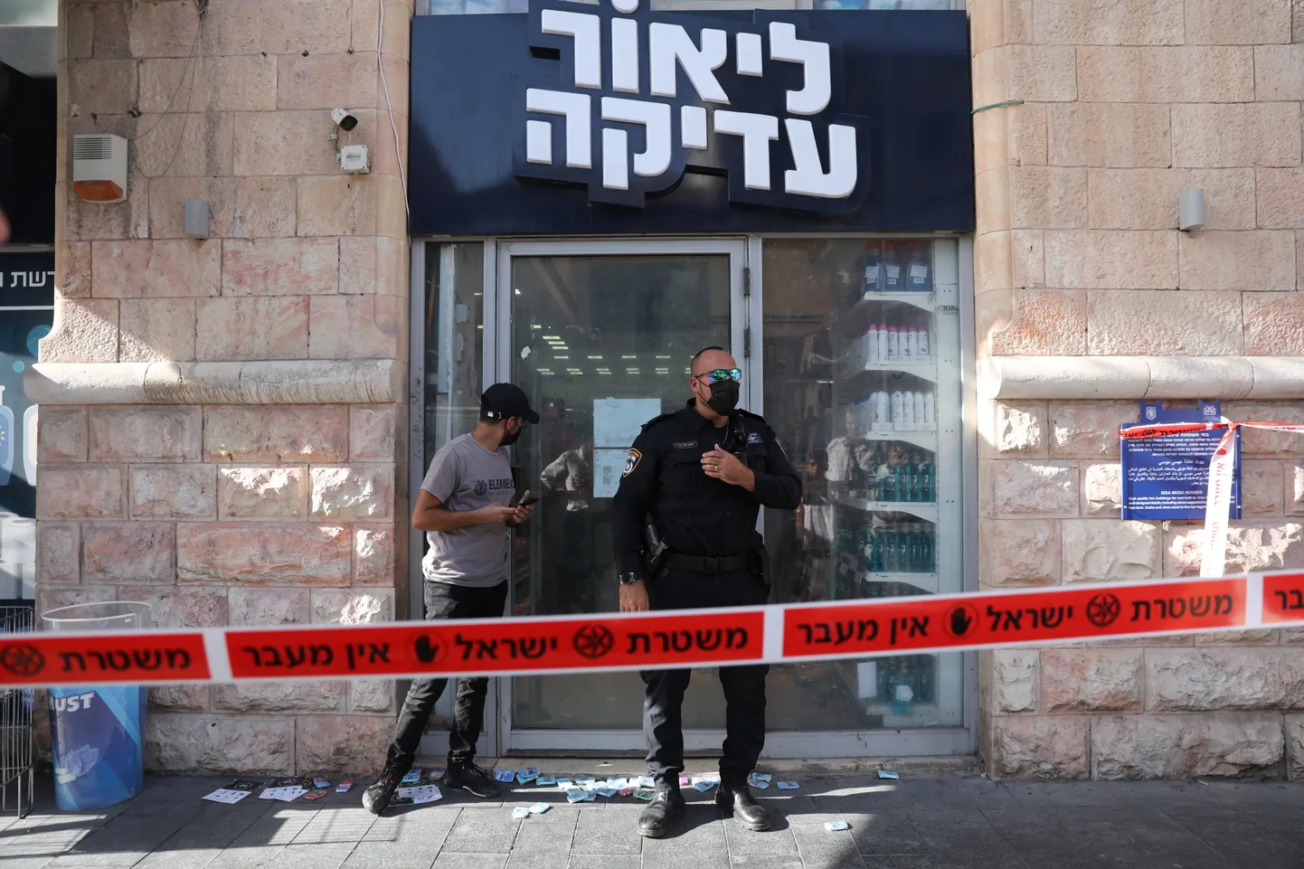 Iisraeli politseinikud Jeruusalemma noarünnaku toimumiskohas.