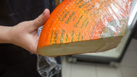 Pere juustuäri sulgeb poode, kuid kasvatab tuhinal kasumit