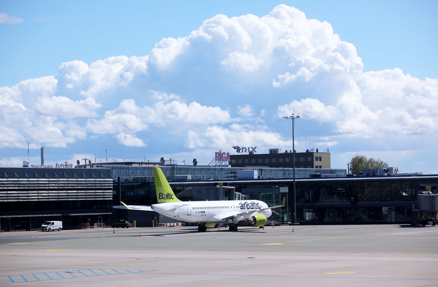Lidsabiedrības "airBaltic" lidmašīna starptautiskajā lidostā "Rīga".