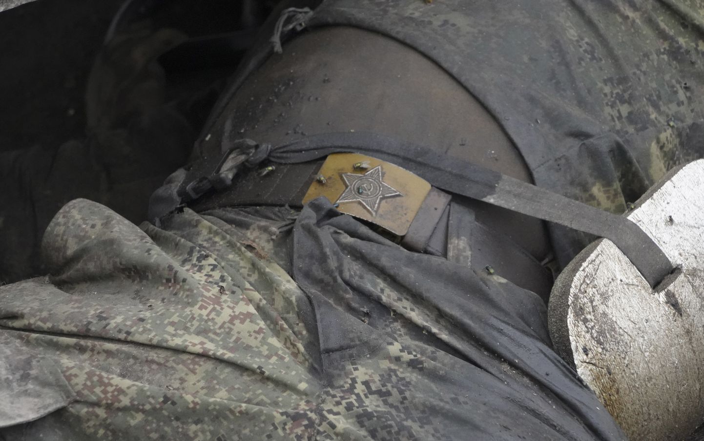 Звезда советской армии на ремне убитого российского солдата. Купянск, Харьковская область, октябрь 2022.
