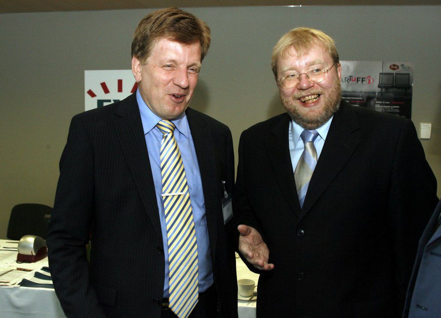 Ekspeaministrid Esko Aho ja Mart Laar 2006. aastal Kumus toimunud majandussümpoosiumil  "Mida Soome võiks Eestilt õppida?".