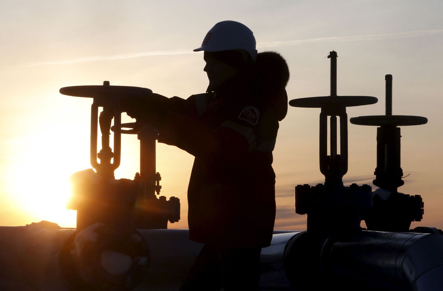 Lukoili töötaja kontrollib naftajuhtme ventiili Imilorskoje naftaväljal Kogalõmi linna juures Lääne-Siberis.