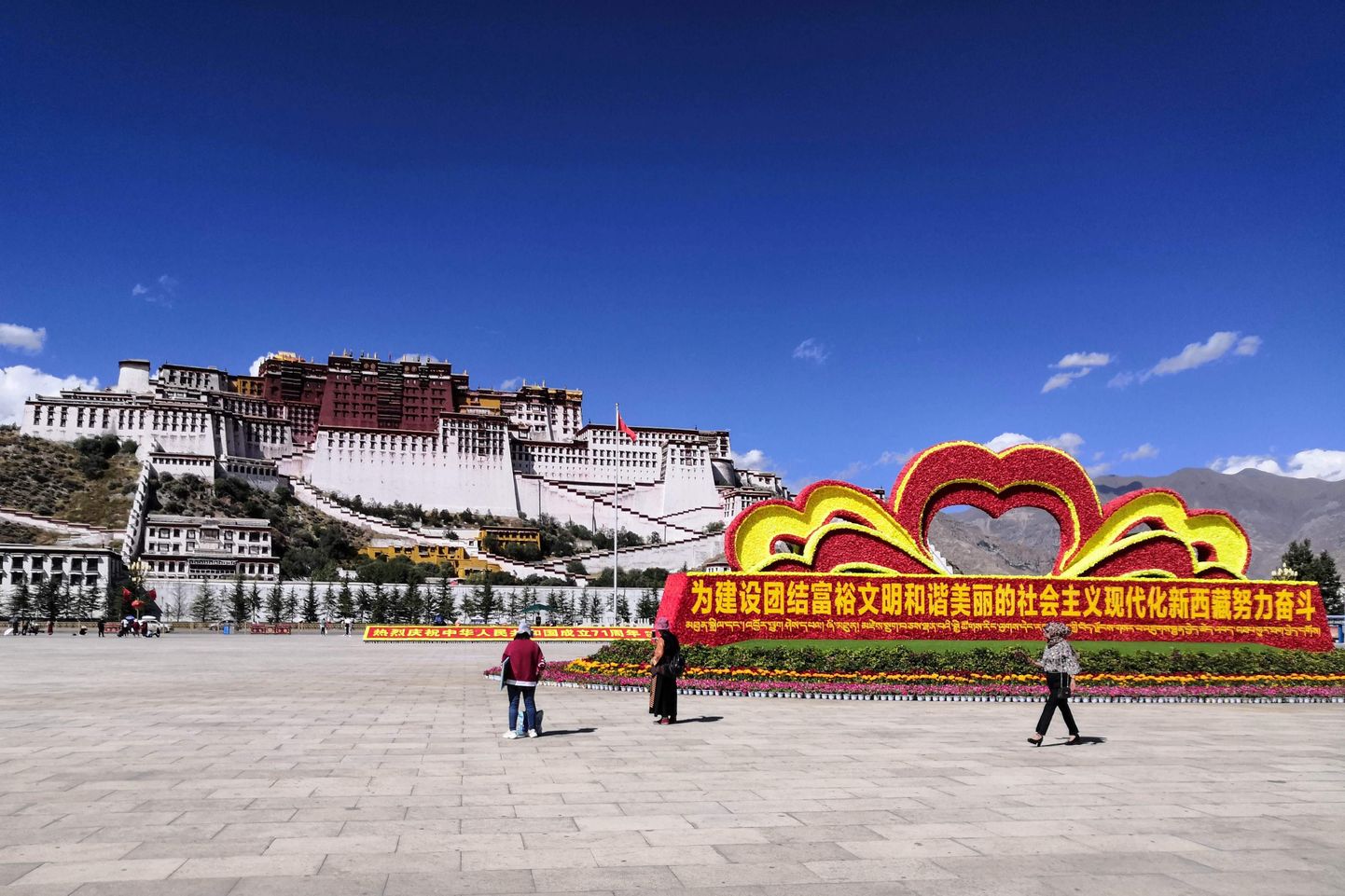 Hiina rahvuspäeva dekoratsioonid Lhasas Potala palee ees 29. september 2020.