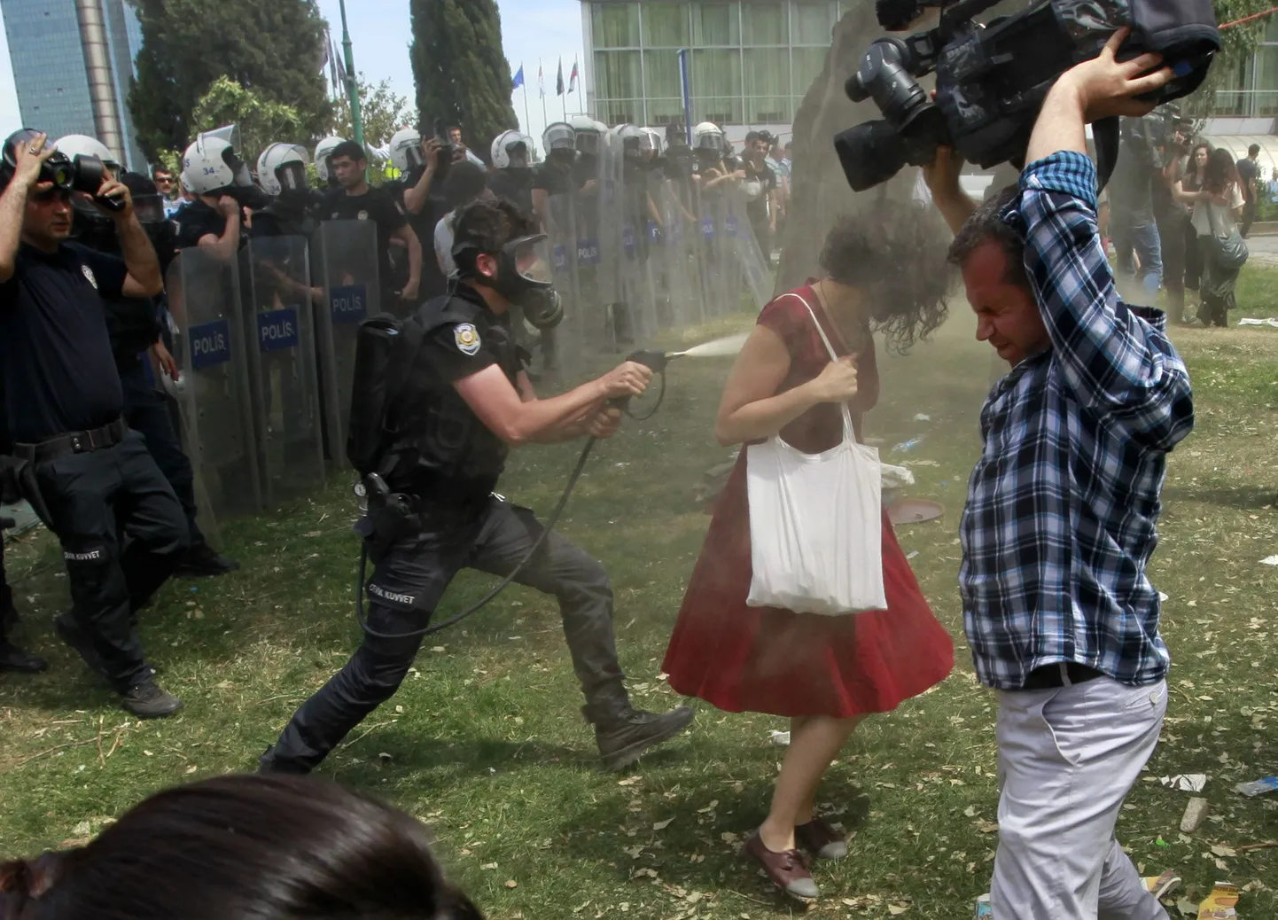 Punase kleidiga naine, keda ründab politseinik, sai Türgi protestide sümboliks.