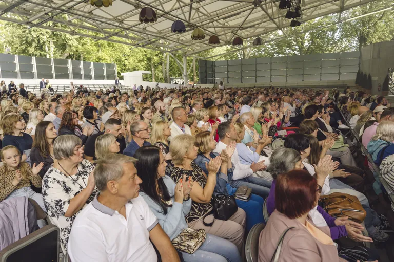 Koncerta apmeklētāju pulks koncertdārzā "Pūt, vējiņi!".