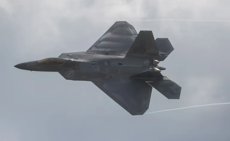 F-22 Raptor hävitaja.