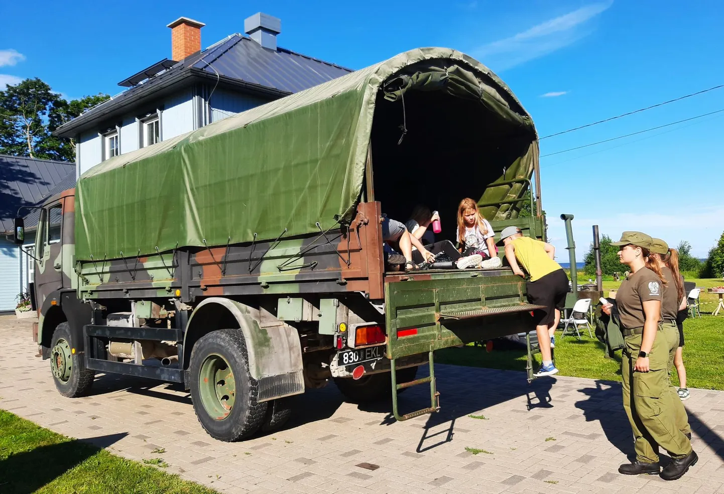 Kaitseliidu autos sõideti loodusrajaga tutvuma.