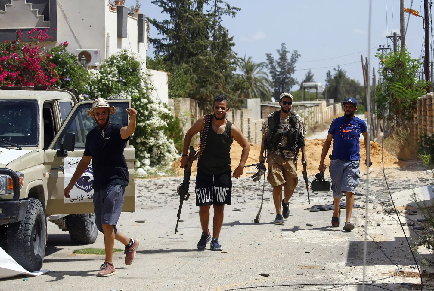 Liibüa ühtsusvalitsusele lojaalsed võitlejad Tripoli Ain Zara linnajaos. Pilt on artiklit illustreeriv.