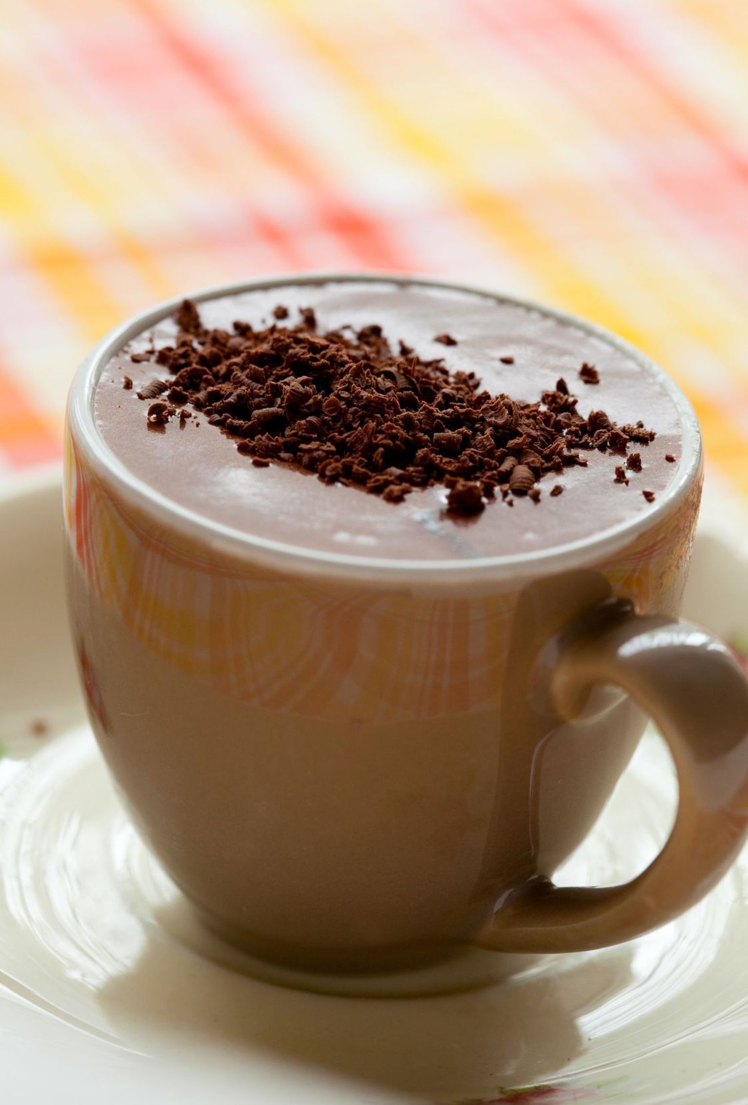 Kakao maitseb kõige paremini oranžist tassist jooduna