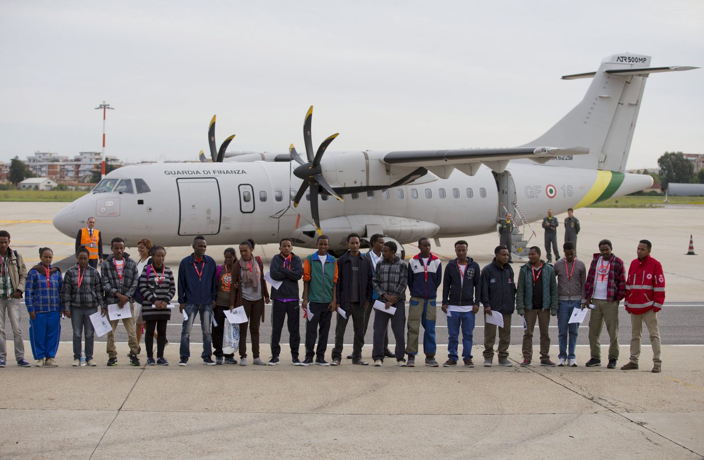 Eritrea põgenikud minemas Itaalias lennukile, et sõita edasi Rootsi.