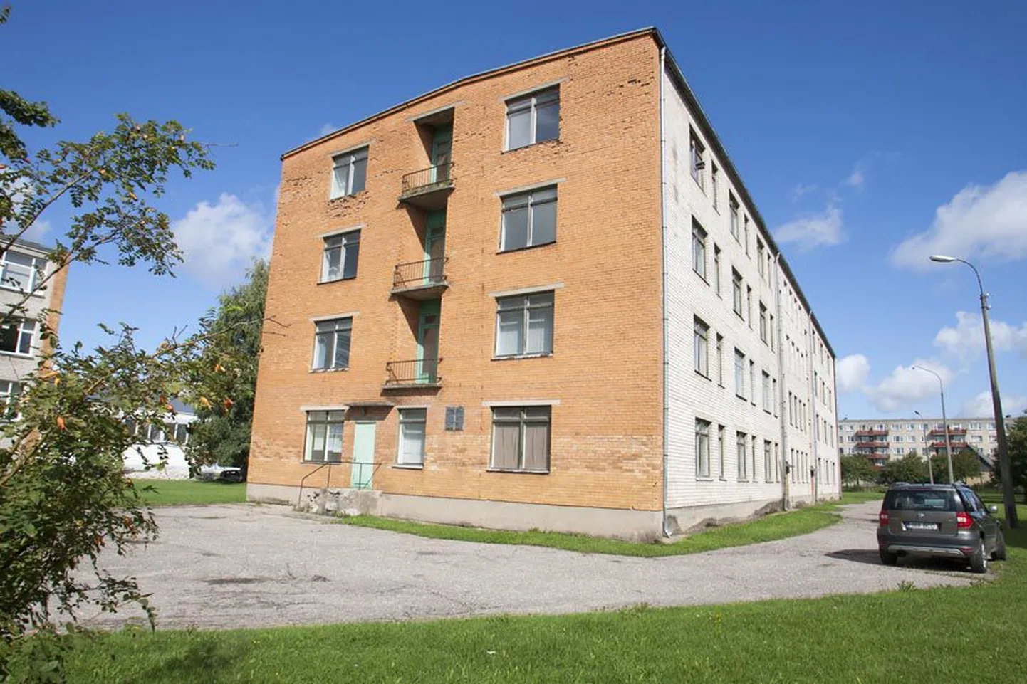Paalalinna kooli väike maja seisab suvest saadik tühjana.