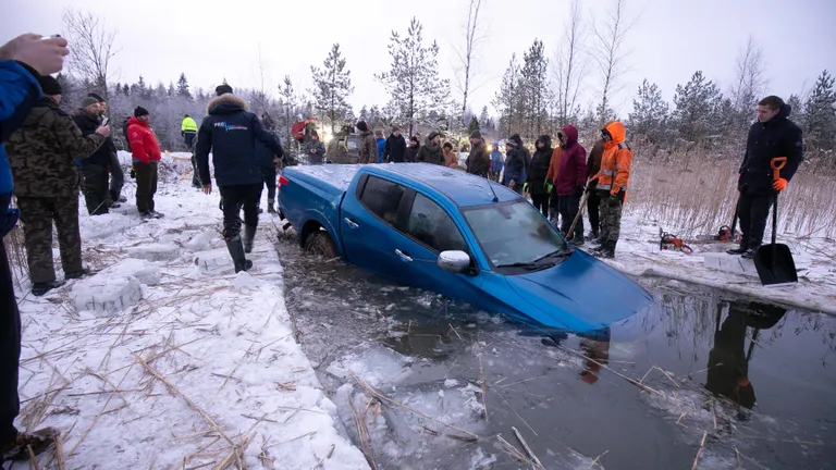 Операция по вызволению машины из-под воды началась в воскресенье в 14, а законичлась в 16.30