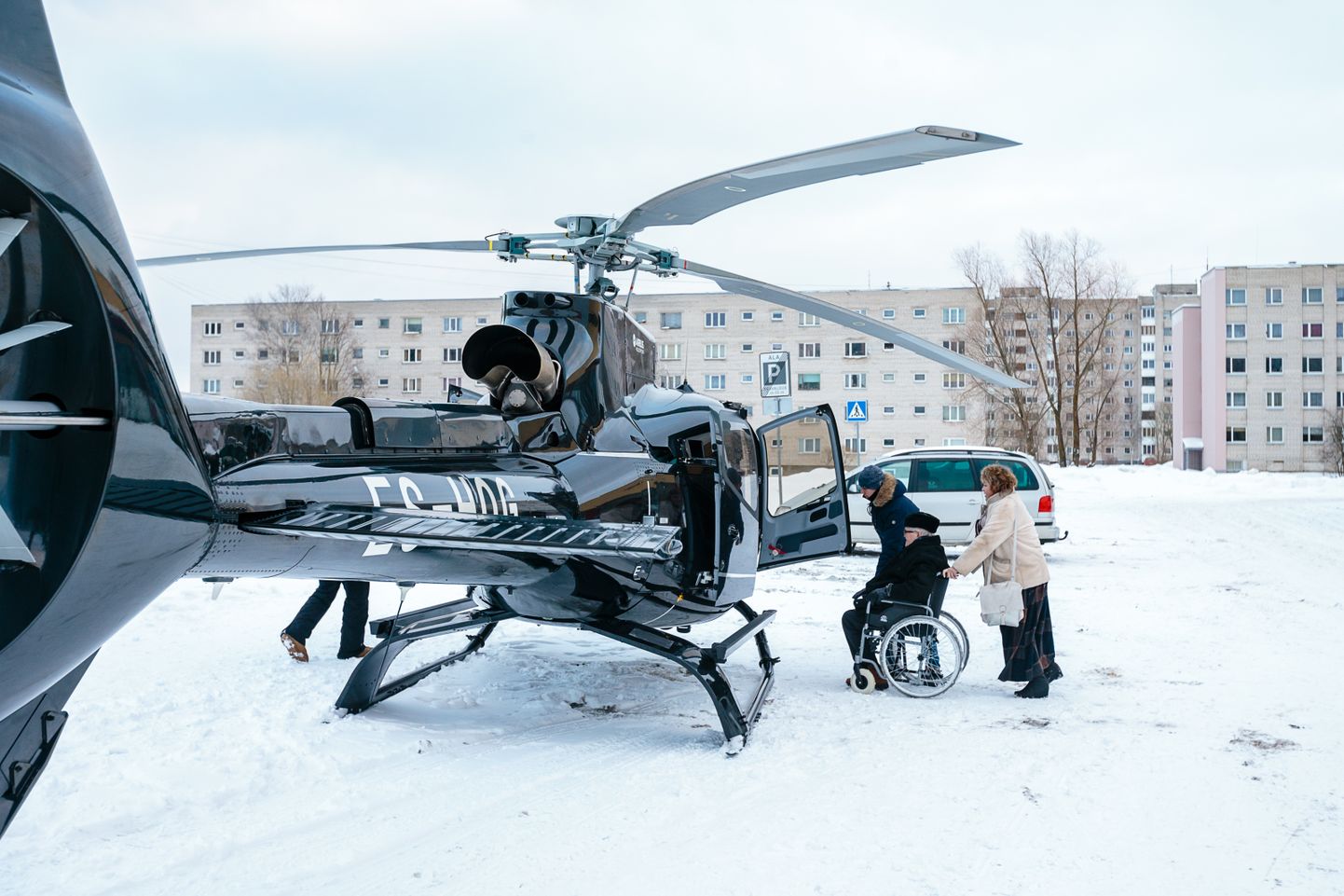 Oleg Grossile kuulub Narvas mitu kaubandushoonet, ent Rakvere tänaval asuva Megamarketi autoparkla osutus kõige mugavamaks kohaks, kus helikopteriga maanduda, ratastoolis sõber Edgar Savisaar pardal.