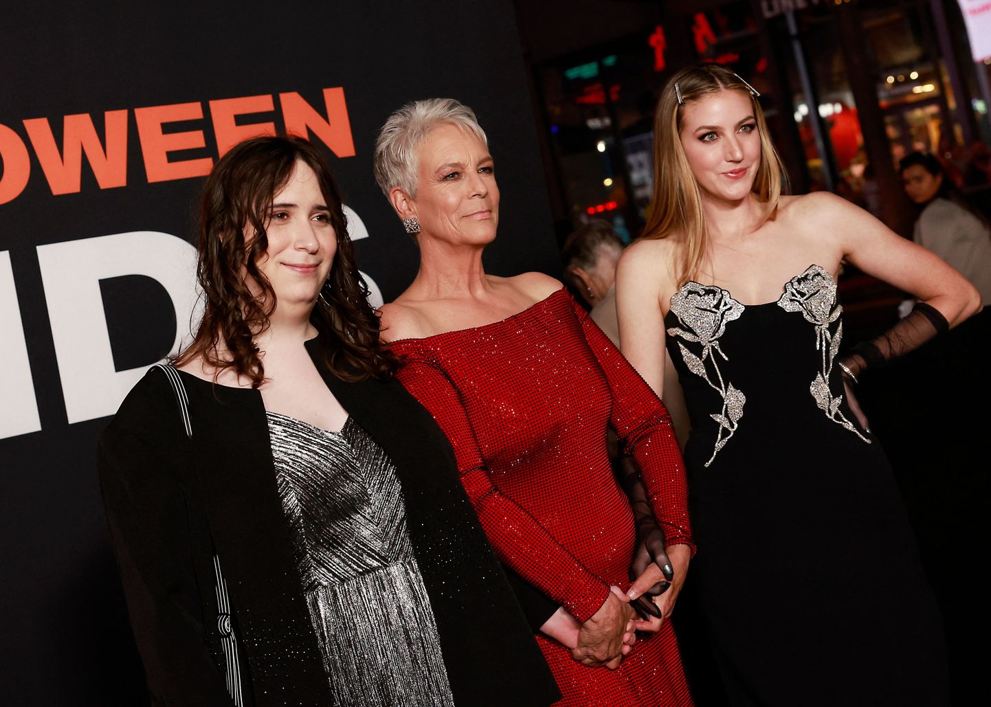 Jamie Lee Curtis koos tütarde Annie Guesti (paremal) ja Ruby Guestiga (vasakul) 11. oktoobril 2022 Los Angeleses filmi «Halloween Ends»  esilinastusel.