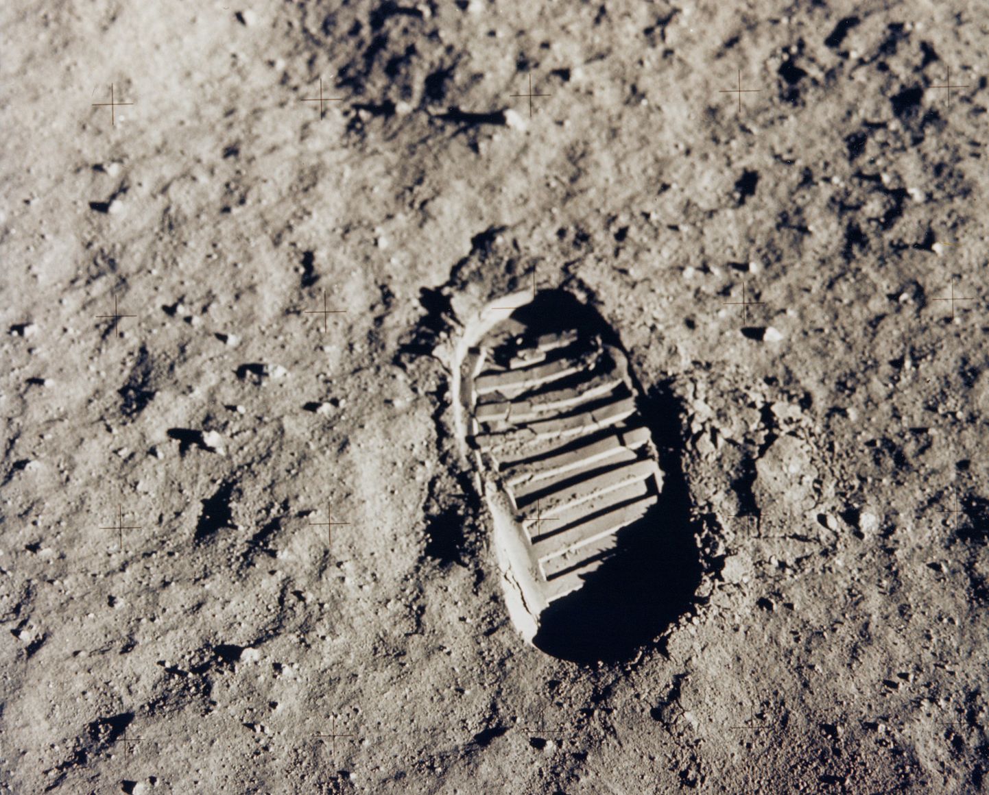 Astronauta zābaka nospiedums uz Mēness virsmas.