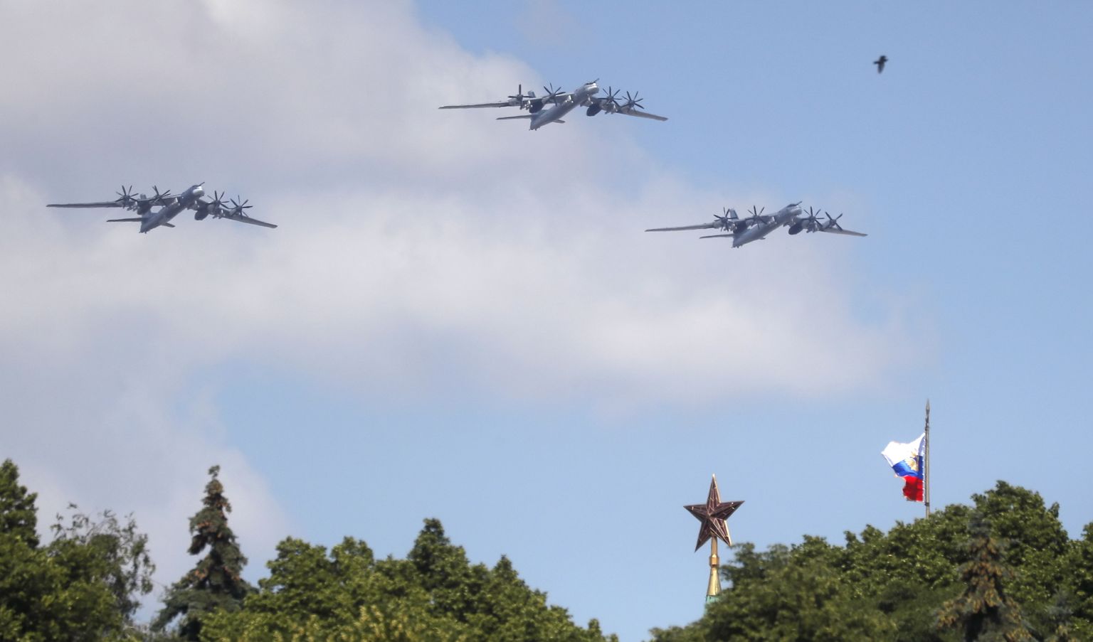 Strateegilised pommitajad Tu-95 võidupüha puhul Moskva kohal lendamas.