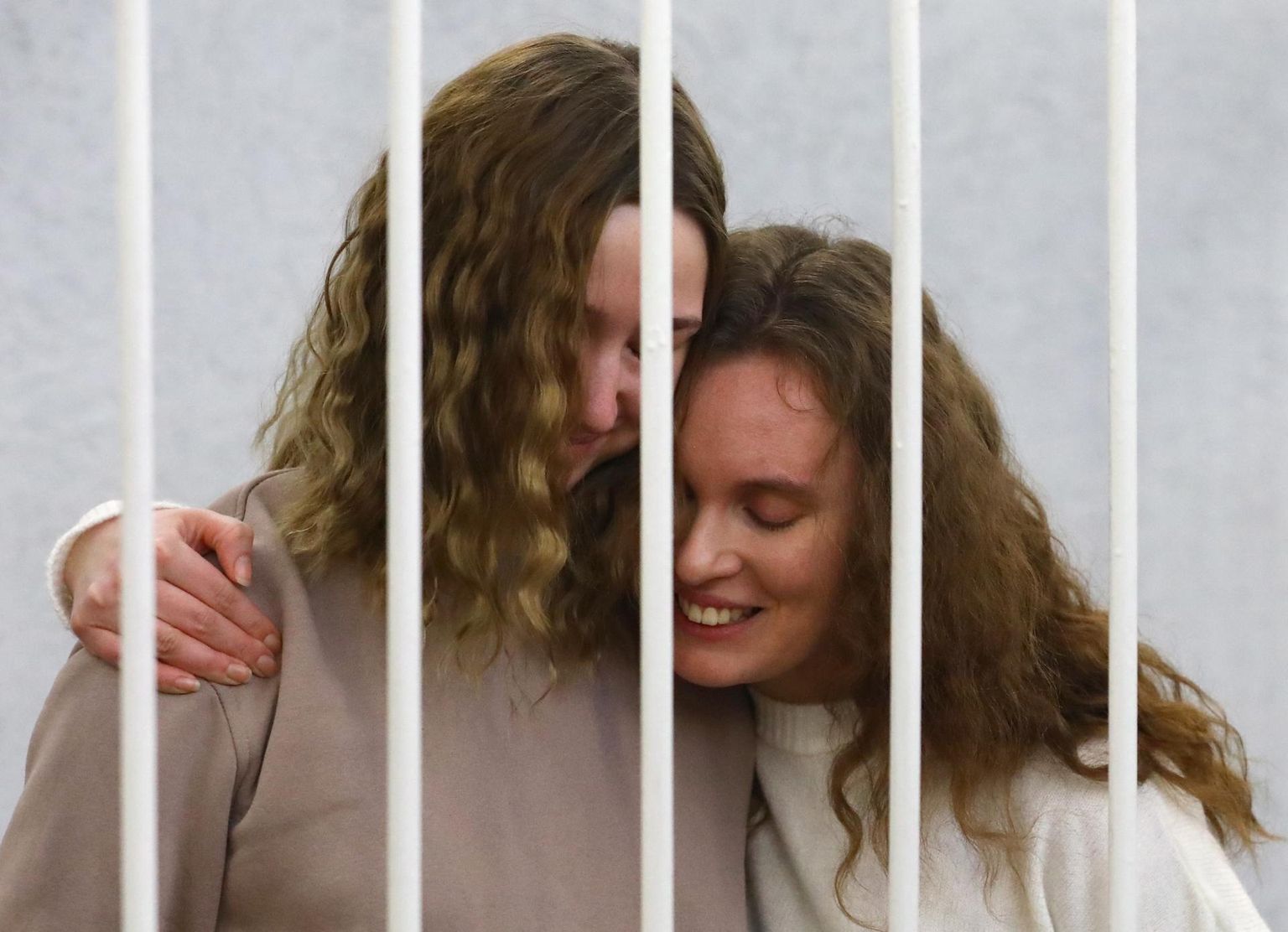 Ajakirjanikud Katsjarina Andrejeva ja Darja Tšultsova kohtu ees süüdistatuna protestiürituste korraldamises ja ettevalmistamises. Süüdimõistmise korral võib neid oodata kuni kolmeaastane vanglakaristus.