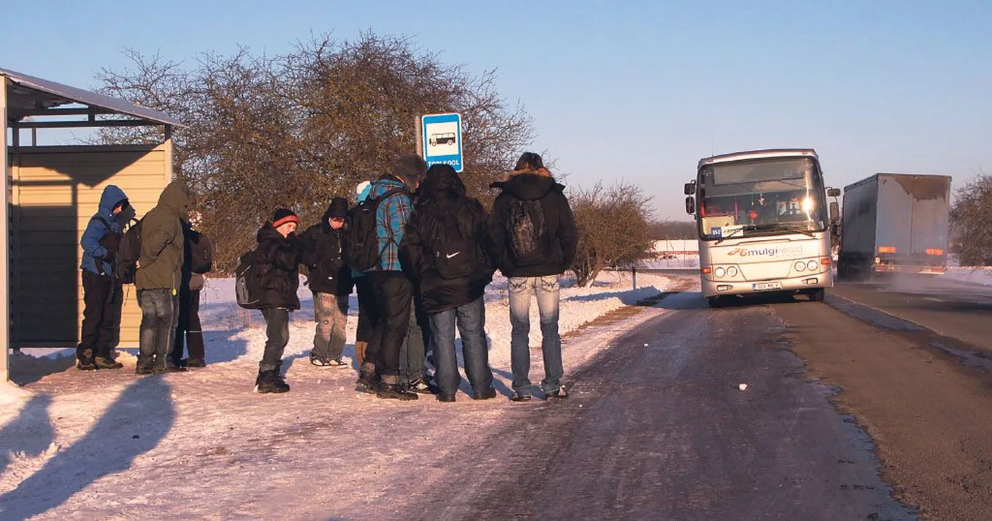 Pärnumaal on ligi pool tuhat bussipeatust. Nime panemine peatusele on kohaliku omavalitsuse pädevuses, maavalitsus saab siin vaid soovitusi anda.