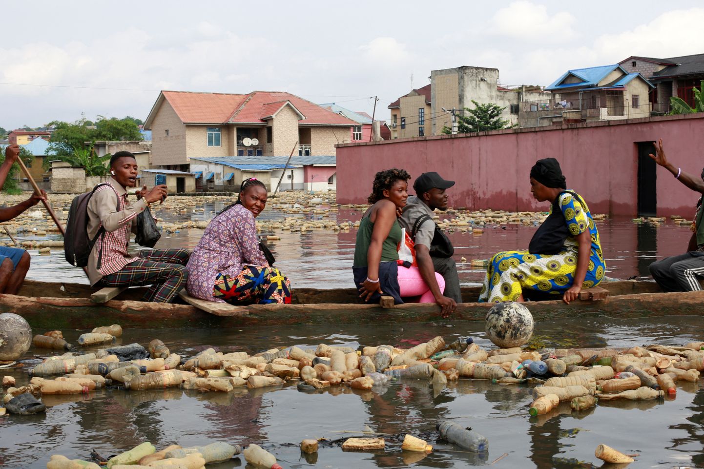 Inimesed Kongo DV pealinna Kinshasa üleujutatud ja rämpsu täis tänavatel. Veetase Kongo jões on kerkinud viimase 60 aasta rekordtasemele.