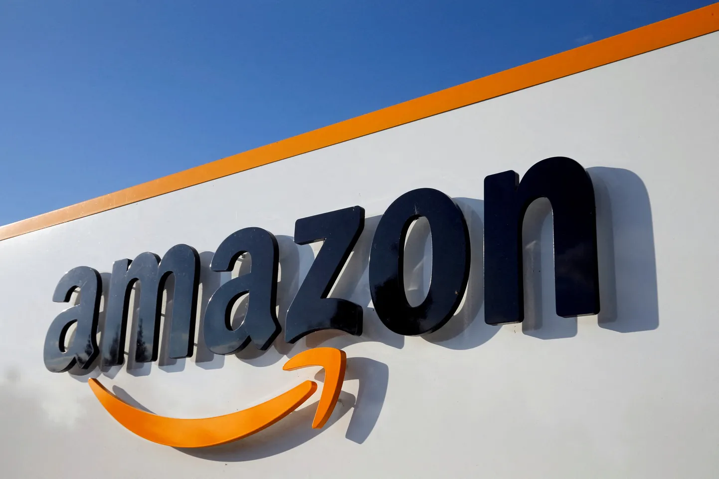 Amazon logo Prantsusmaal Boves asuva logistikakeskuse seinal.