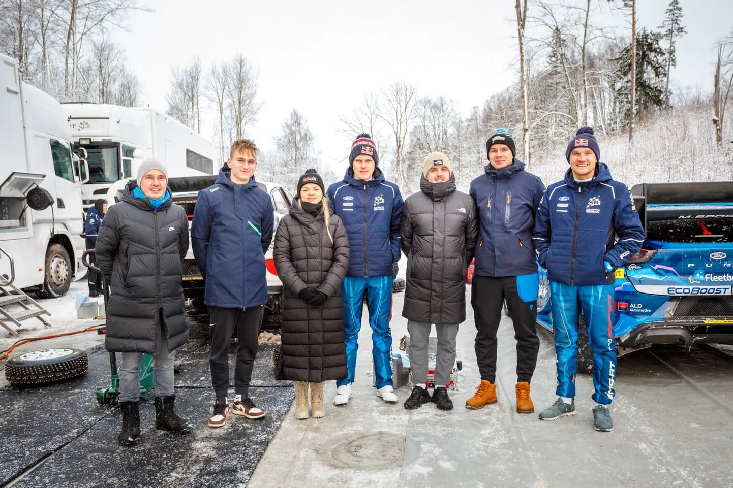 Kuldar Sikk (vasakult), Martin Leotoots, Evelin Mitendorf, Ott tänak, Hendrik Kraav, Taavi Lassmann ja Martin Järveoja ootavad lootusrikkalt Tulevikutähtede programmiga alustamist.