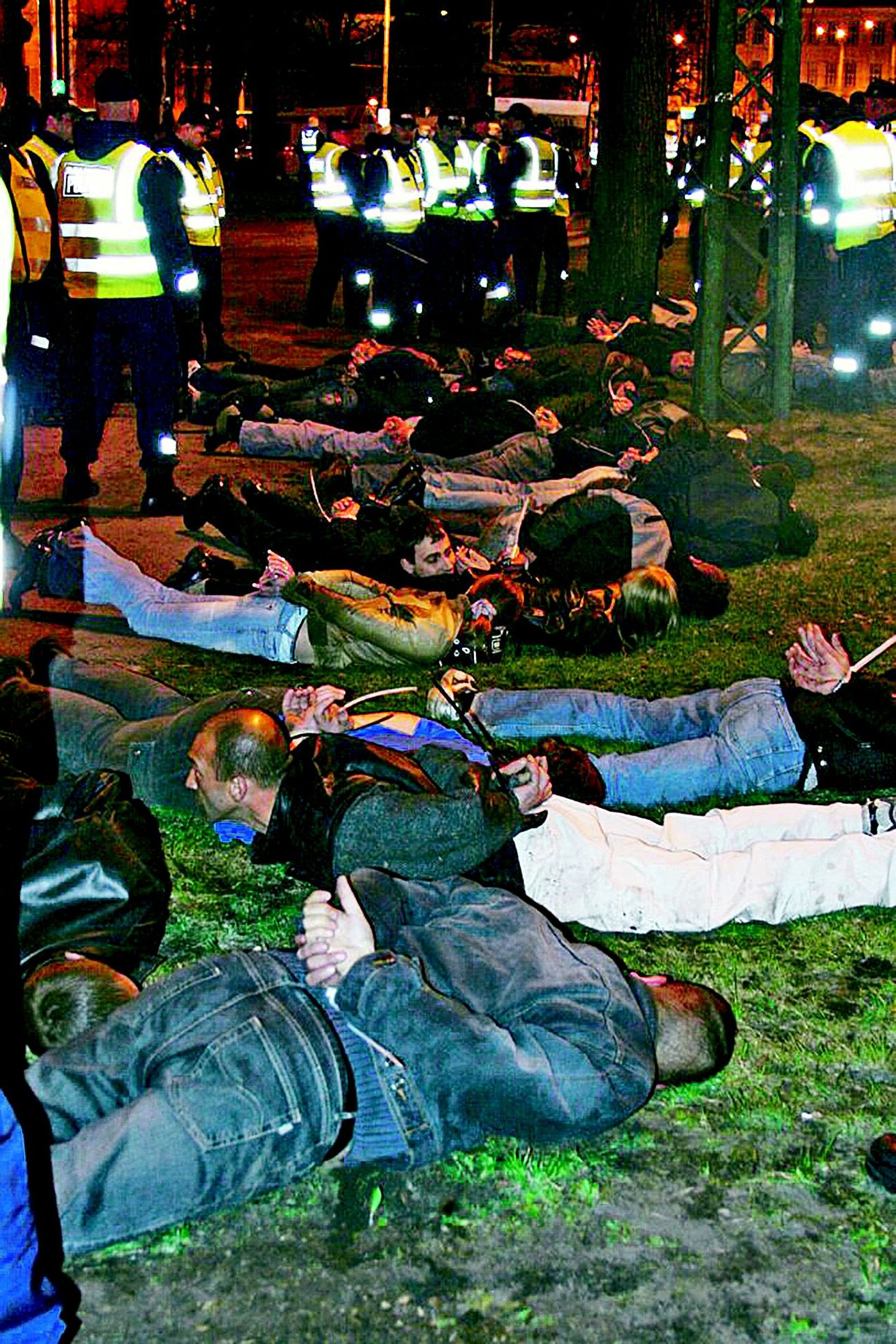 Во время беспорядков 2007 года у полиции не хватило наручников – руки сковывали пластиковыми стяжками, и оставляли дебоширов лежать на земле.