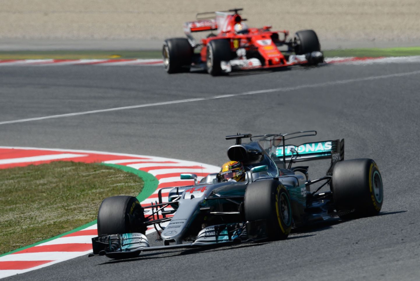 Lewis Hamilton alistas Sebastian Vetteli.