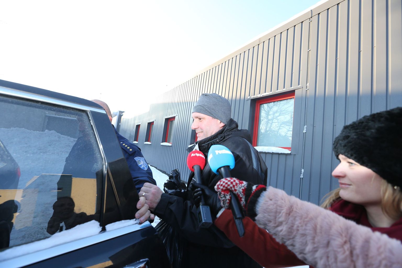 Tallinna Sadama eksjuht Allan Kiil ajakirjanike piiramisrõngas arestimaja ees.