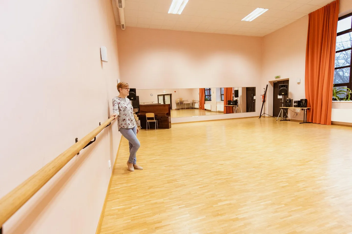 Pärnu sotsiaalkeskuse vabajakeskuse juht Marika Raiend tutvustab Pärnu sotsiaalkeskuses tüli keskmesse sattunud väikest saali, kuhu tuleb dementsete eakate päevakeskus. Osa huviringe peab kolima suurde saali või teise korruse ruumidesse.