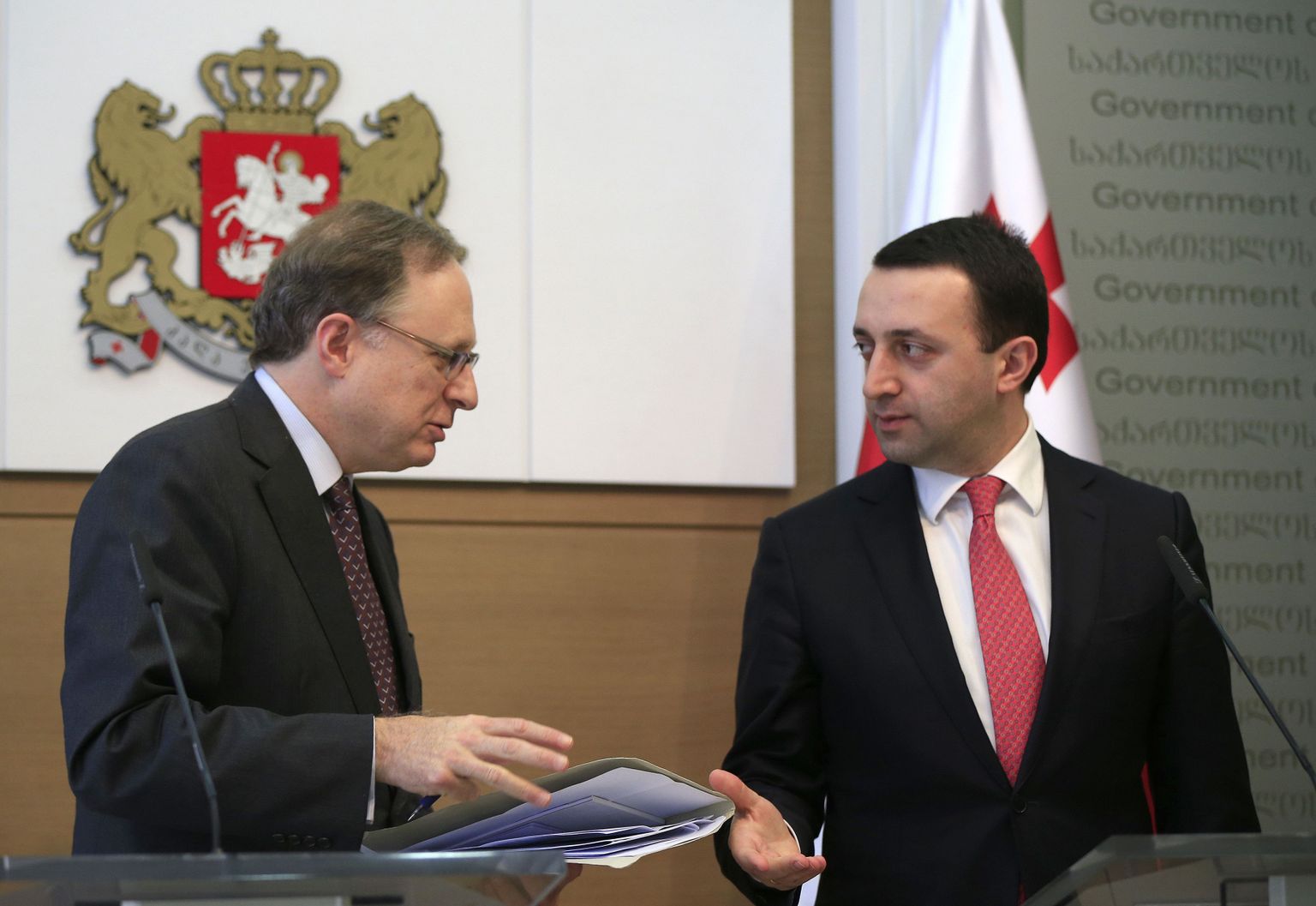 Gruusia peaminister Irakli Garibašvili, (paremal) ja NATO asepeasekretär Alexander Vershbow.