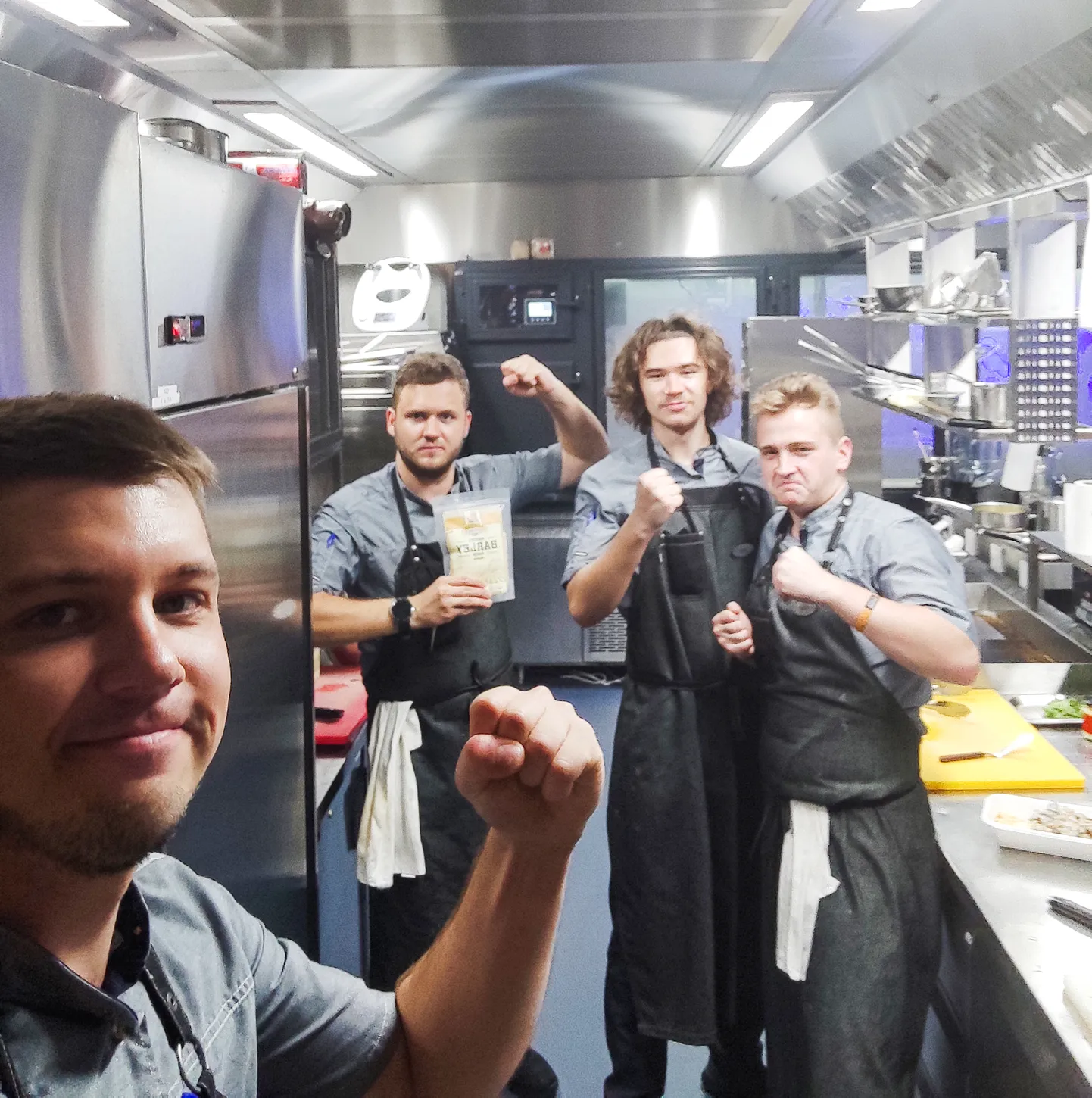 SELFI TIIMIGA: Ahti Haandi koos oma meeskonnaga. “Meie toitlustada on Eesti paviljoni esimesel korrusel asuv restoran Taste Estonia (Eesti Maitse),” ütleb peakokk.