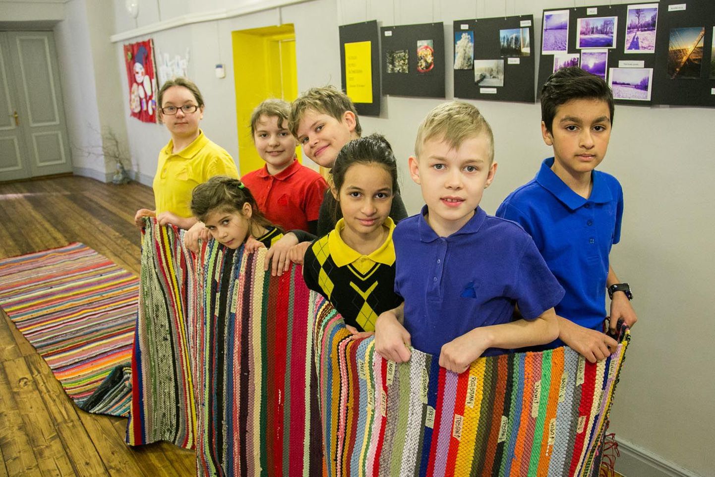 Vodja kooli algklasside õpilased esitlevad ligi kuuemeetrist kaltsuvaipa, kuhu nad kõik on sisse kudunud oma triibud.
